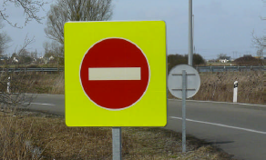 Création d'un nouveau panneau sens interdit sur fond jaune vif
