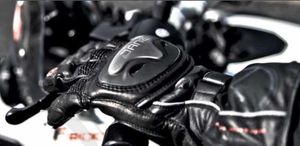 Obligation de porter des gants pour les conducteurs et les passagers de motos et scooters