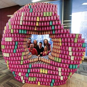 Canstruction : des sculptures merchandising inouïes pour lutter contre la pauvreté.