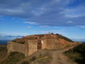 Le Fort de "LA GALLINE" à Port Vendres: Un lieu Autonome, Solidaire, Citoyen, Ecologique et Artistique interviews par Nicolas Caudeville