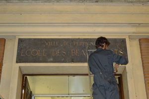 Symboliquement, un étudiant redore les lettres de l'école des beaux arts! foto Bettina Fauchier