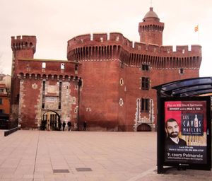 Il occupe le terrain sur la bien nommée place de la victoire!