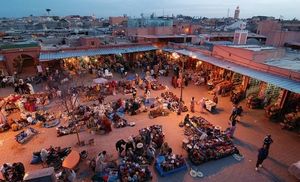 Il ne viendrait pas à l'idée de Jean-Marc Pujol de fermer 4 jours sur 7 le marché de La Place Jamaâ El Fna, Marrakech au MarocLa Place Jamaâ El Fna, ,près duquel, il a son ryad!