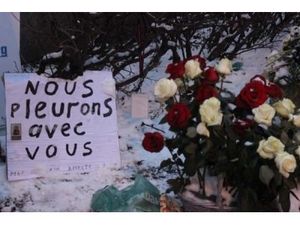 Devant l'ambassade de France à Moscou