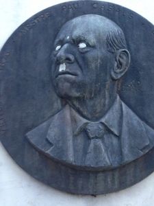 Perpignan: Le médaillon sculpté de Pau (ou Pablo ) CASALS,affublé d'une moustache hitlérienne les allées Maillol!