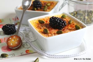Crème Caramélisée aux Mûres et Pistaches