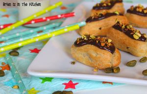 Mini-Éclairs au Chocolat & Éclats de Pistache