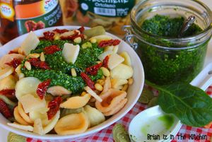 Orecchiette au Pesto d’Épinards, Tomates Séchées, Parmesan et Pignons de Pin