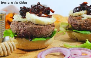 Burger Confit d'Oignons au Miel, Crottin de Chèvre Chaud & Frites de Patate Douce