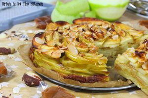 Gâteau Invisible Pomme et Caramel au Beurre Salé aux Éclats d'Amandes et de Noisettes