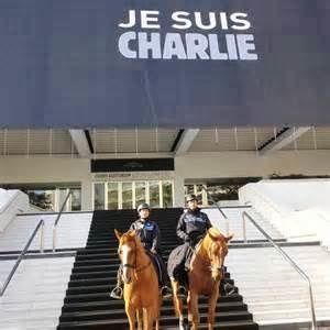 CANNES HABILLE LE PALAIS DES FESTIVALS ET DES CONGRES DE « JE SUIS CHARLIE »