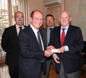Jean-Claude Guibal, Député-Maire et président du CCAS de Menton, (à g.) recevant à ce titre les Chèques Eau des mains d’Henri Adonto (SIECL, à d.), sous le regard de Marc Desigaud et de Didier Brunet (ORFEO/Veolia).