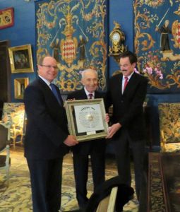 Son Altesse Sérénissime le Prince Albert II de Monaco, reçoit le Prix « Friend of Zion » des mains de Shimon Peres, 9e Président d'Israël