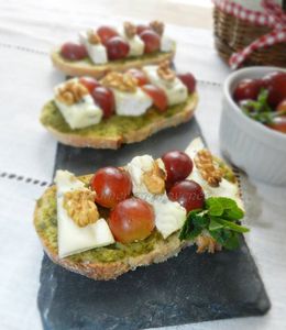 Tartines campagnardes basilic, Fourme et raisin Cardinal