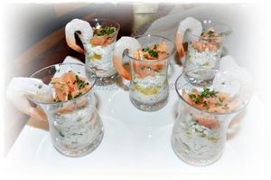 Verrine fraîche de crabe, orange, crevette et saumon fumé