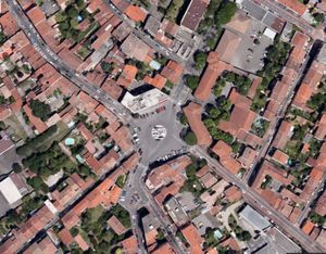Un stationnement anarchique, une place qui a vieilli