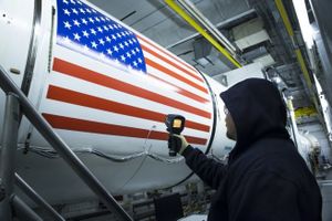 Un technicien vérifie la température du booster