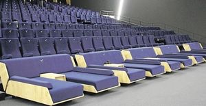 Fauteuils canapés dans les cinémas de Luc Besson