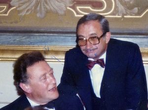 A gauche, Paul Maes, à droite, l'artiste.