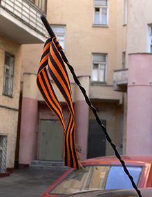 Le ruban de St Georges, distribué dans les rues.
