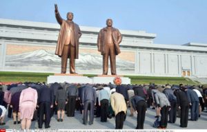 gens-inclinent-devant-statues-bronze