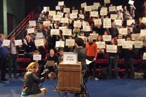 UN MINISTRE TRÈS EMMERDÉ QUI PATAUGE