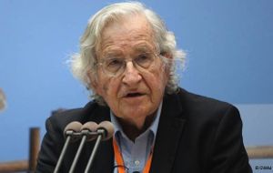Ne surtout pas manquer ces 30 minutes rares d'une interview de Noam Chomsky en avril dernier (pour une fois sous titrée en français).