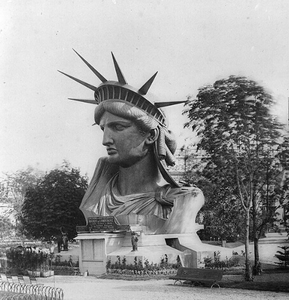 Tête de la statue exposée au Champs de Mars