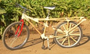 Des vélos en bambou dans la ville