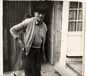 Marcel devant la maison familiale à Lège en septembre 1974…