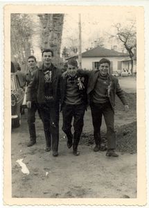 Bernard à l’âge de 18 ans : à gauche, au 1er plan de la photo « pour la Conscription » à Lège le 13 avril 1965