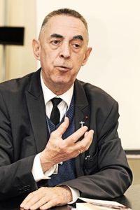 Feu la chrétienté, disait Emmanuel Mounier. Le dernier propos de C. Dagens nous interroge tous: Le Christ n'est pas une valeur. Tout est dit