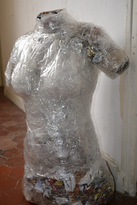 buste de couture DIY en cellophane et ruban adhésif
