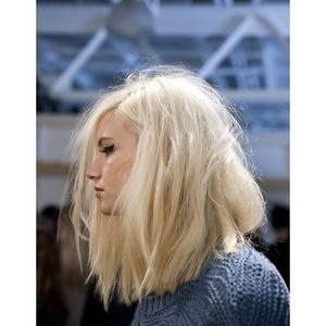 Carré plongeant blond polaire avec beaucoup de volume flou demoisailesfaitdesrevues.over-blog.com