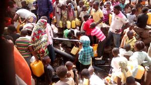 Des habitants se bousculent à un puit d'eau. Ph. Droits des tiers