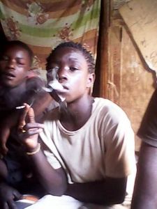 Un jeune fumeur rencontré à Bukavu. ph. Chrispin Mwandulo Fikiri (ETJ)