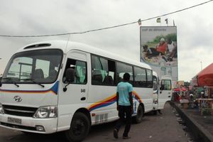 Bus « esprit de vie » accordé à crédit aux transporteurs de Kinshasa par le gouvernement central. Ph. JDH