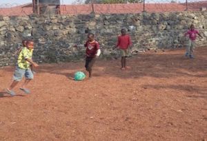 Des enfants exposés dans les rues par manque d’espaces de jeu