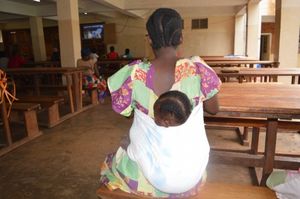 Une des femmes attend les soins de son bébé dans un hôpital à Bukavu. Ph. Adeline Kadende