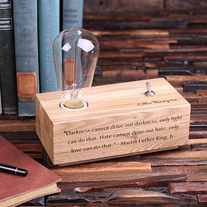 Lampe en bois brut et mots