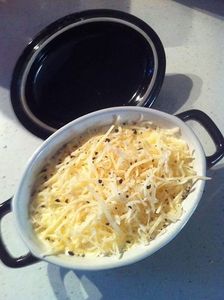 Oeufs cocottes au Reblochon de Savoie et sa poivrillade .