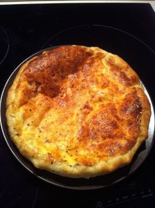 Quiche maison à la Tomme d'Auvergne lardons emmental au poivre des Moines .