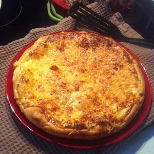 Quiche maison aux cébettes lardons emmental poivre noir de sélection .