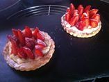 Petites tartelettes aux fraises crème pâtissière maison pâte sucrée à la vanille .