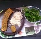 Pavé de saumon mariné à la tapenade verte à la truffe, son riz blanc et son mélange mâche et roquette .