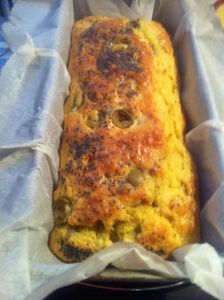 Cake salé olives vertes tomates séchées emmental graines de Pavot .