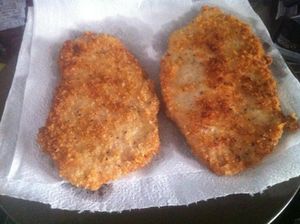 Escalopes de dinde milanaise marinées à l'huile de citron vert et poivre noir .