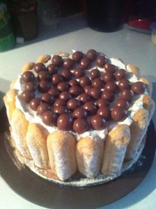 Charlotte au chocolat noir aux éclats amandes crème chantilly à l'extrait de vanille et Maltesers .