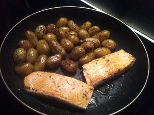 Petites pommes de terres grenaille sautées à ma façon et ses filets de saumon mariné à l'huile de Truffes Blanches et jus de citron .
