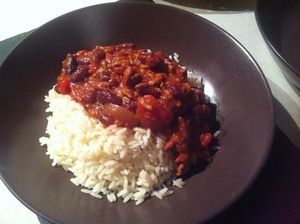 Chili maison à ma façon et son riz blanc Thaï équitable .